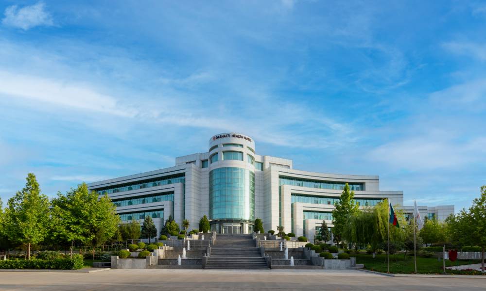 Qaşaltı Health Hotel Naftalan-da sakitliyi yaşayın. Ön görünüşümüz sakit mühitə nəzər salır.