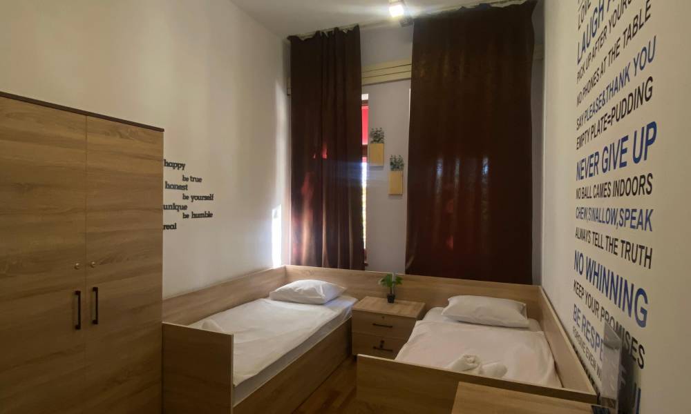 Central Hostel-dəki təzə, siqaret çəkilməyən otağımızda rahat nəfəs alın. Rahatlıq və əmin-amanlıq sizi gözləyir!