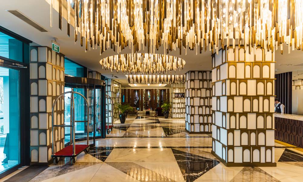 Mercure Baku City Hotel-in foyesinin müasir zərifliyini hiss edin. Qəşəng və rahat məkanımızda dincəlin və dincəlin.