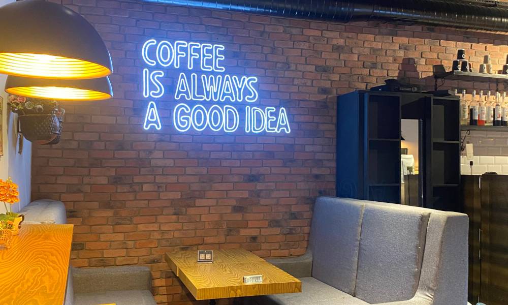 Central Hostel-in qonaqpərvər restoranında dadlı yeməklərdən dadın. Təsadüfi yemək və ictimai toplantılar üçün mükəmməldir.