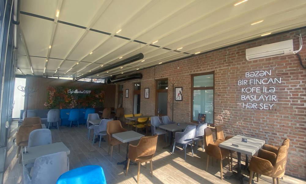 Central Hostel-də bizim damdakı terrasda dincəlin və dincəlin. Şəhər mənzərələrindən və təmiz havadan həzz alın.