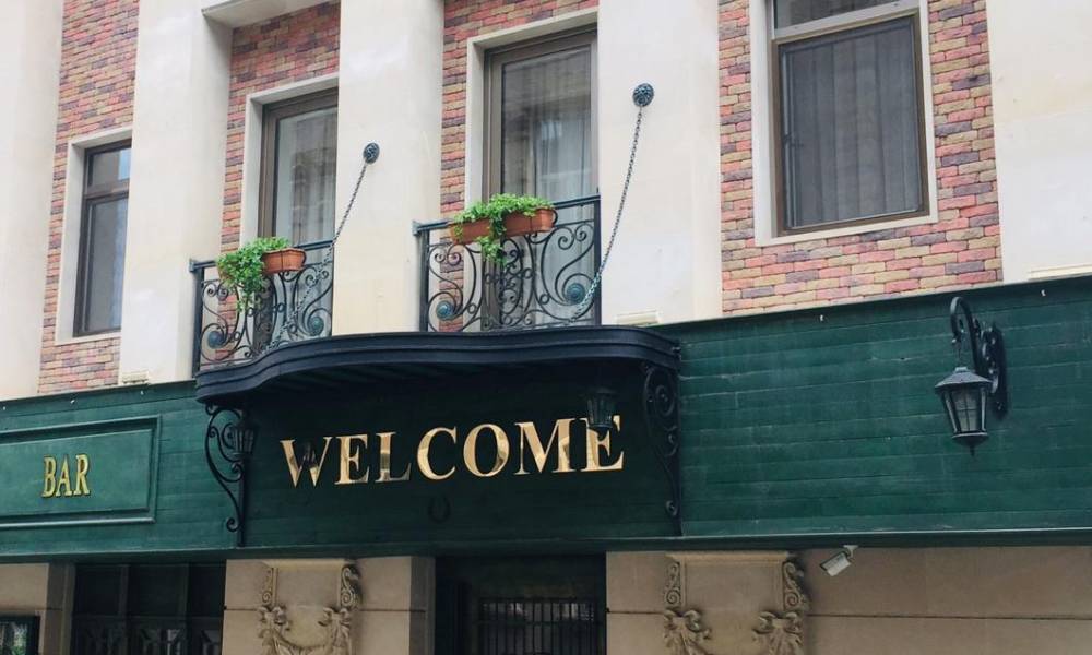 Boutique Hotel Baku-da zamansız zərifliyi yaşayın. Bizim heyrətamiz fasadımız sizi rahatlıq və cazibə dünyasında qarşılayır.