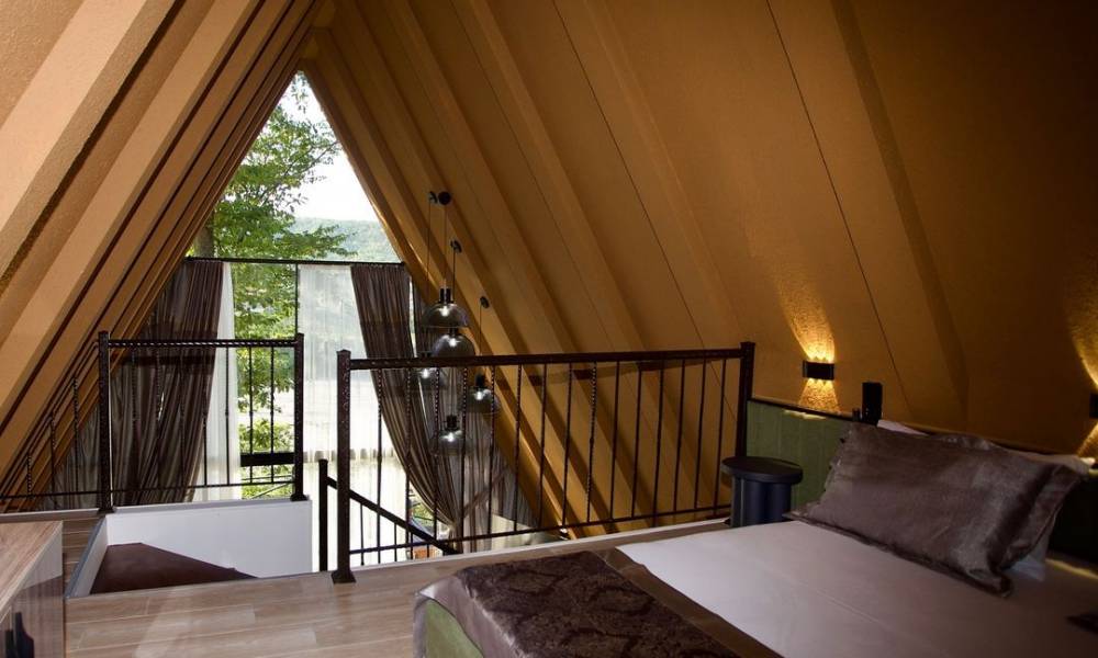 Aynur Meşəsində təbiətin qoynunda sakitlik hiss edin. Bizim rahat otel otaqlarımız rahatlıq və əmin-amanlığın mükəmməl qarışığını təklif edir.