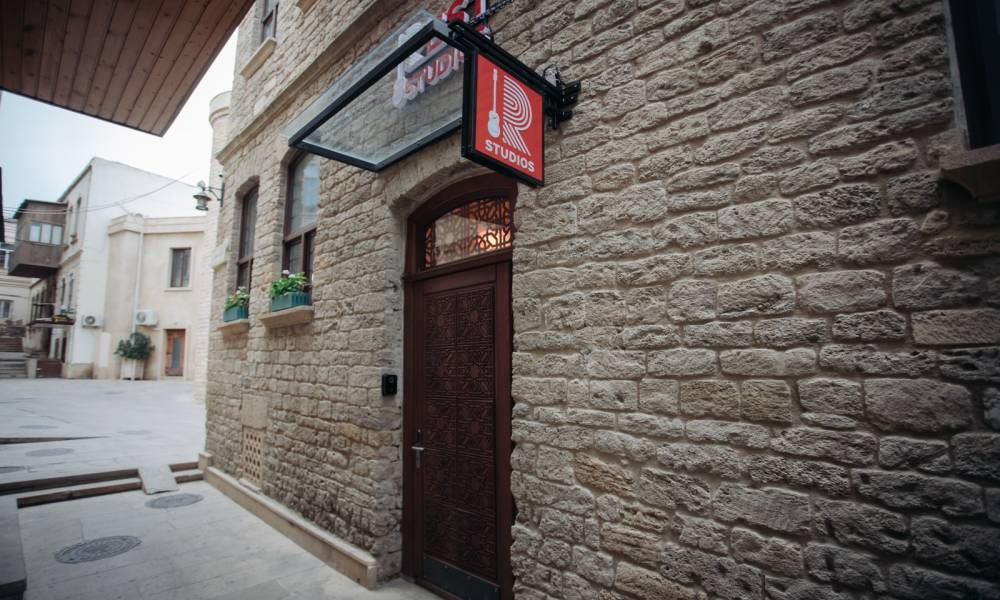 Rest Studios Baku-da dəbdəbəni yaşayın. Bizim heyrətamiz ön görünüşümüz sizi rahatlıq və zəriflik dünyasında qarşılayır.