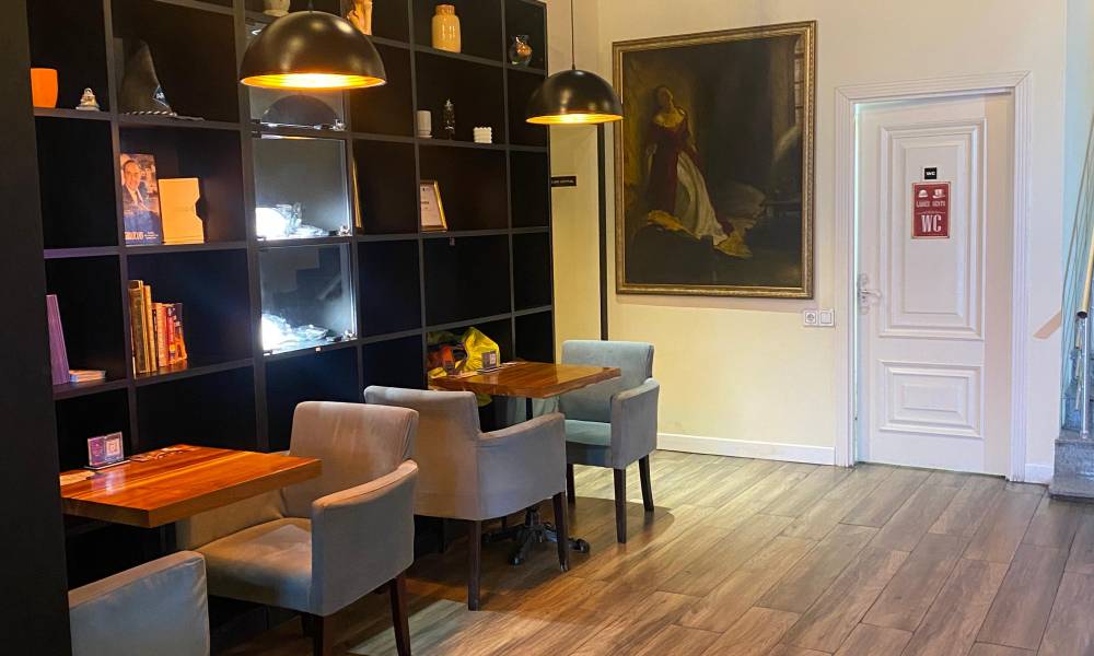 Sakit oxu zalımızda yaxşı kitabla rahatlayın. Kəşfiyyatla keçən bir günün ardından dincəlmək və dincəlmək üçün mükəmməldir.