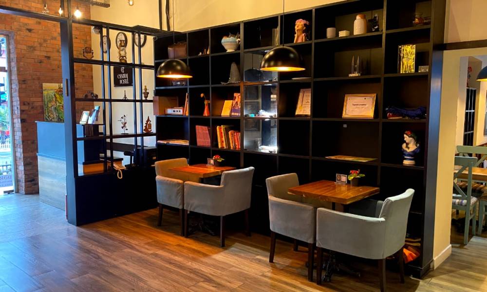 Central Hostel-ə xoş gəlmisiniz! Bizim qəbul zonamız sizin rahatlıq və rahatlığa doğru ilk addımınızdır. Tezliklə görüşərik!