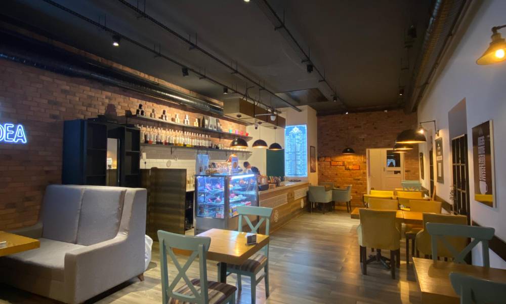 Central Hostel-in qonaqpərvər restoranında dadlı yeməklərdən dadın. Sizin rahatlığınız və zövqünüz bizim prioritetimizdir!