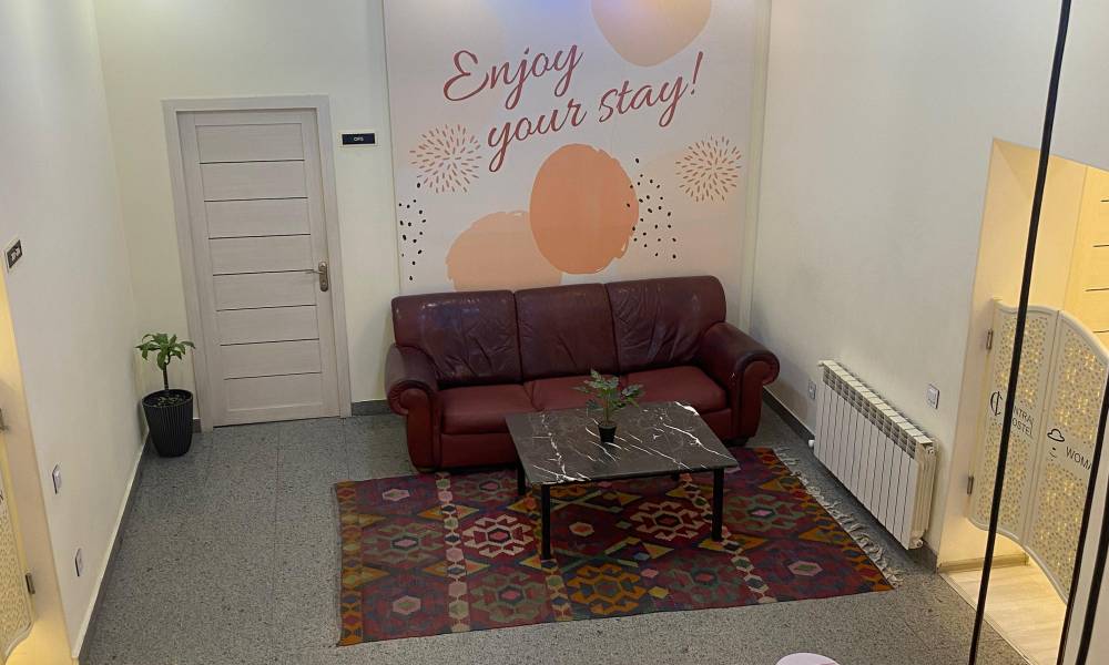 Central Hostel-dəki qonaqpərvər lobbimizə daxil olun. Rahat və şık qalmağınız buradan başlayır.