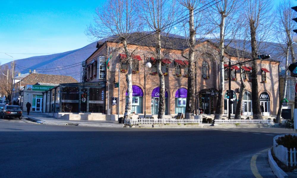 Central Hostel-ə xoş gəlmisiniz! Dəvət edən ön girişimiz gəlişinizi gözləyir. İçəri girin və rahatlıq və rahatlığı hiss edin.