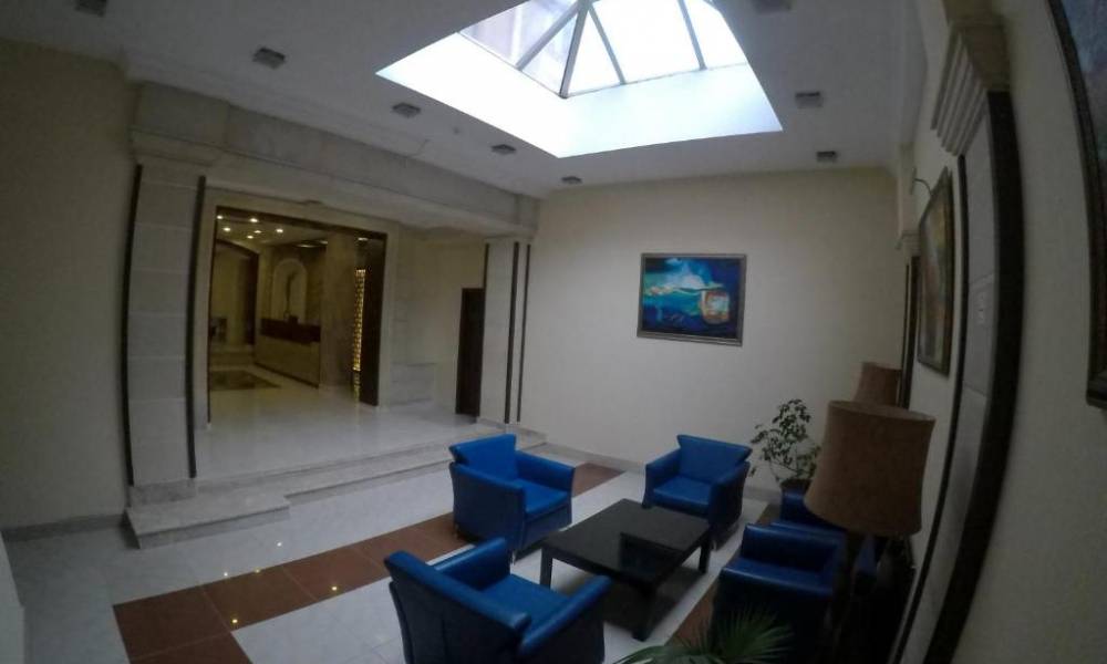 Premyer otel lobbisi