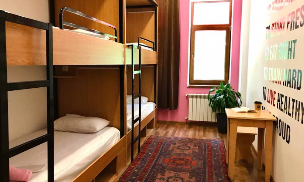 Central Hostel-dəki Standart Otağımızda rahatlıq və sərfəli qiymətdən zövq alın. Bu gün qalmağınızı sifariş edin!