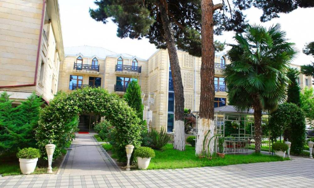 Mükəmməl istirahət məkanınız olan Deluxe Hotel Ganja-nın möhtəşəm girişində zəriflik və rahatlıqdan həzz alın.