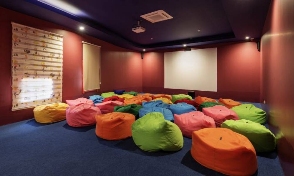 Qəbələ Karvansaray Otel Kino Zalı