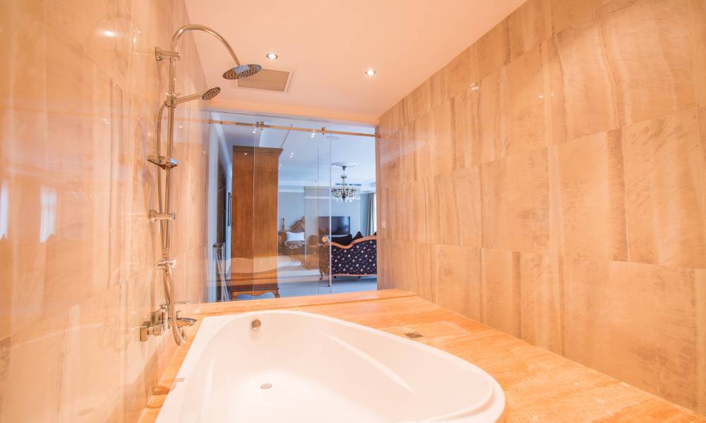 Boutique Hotel Baku-nun zərif ensuite vanna otağında təmiz istirahətdən zövq alın.