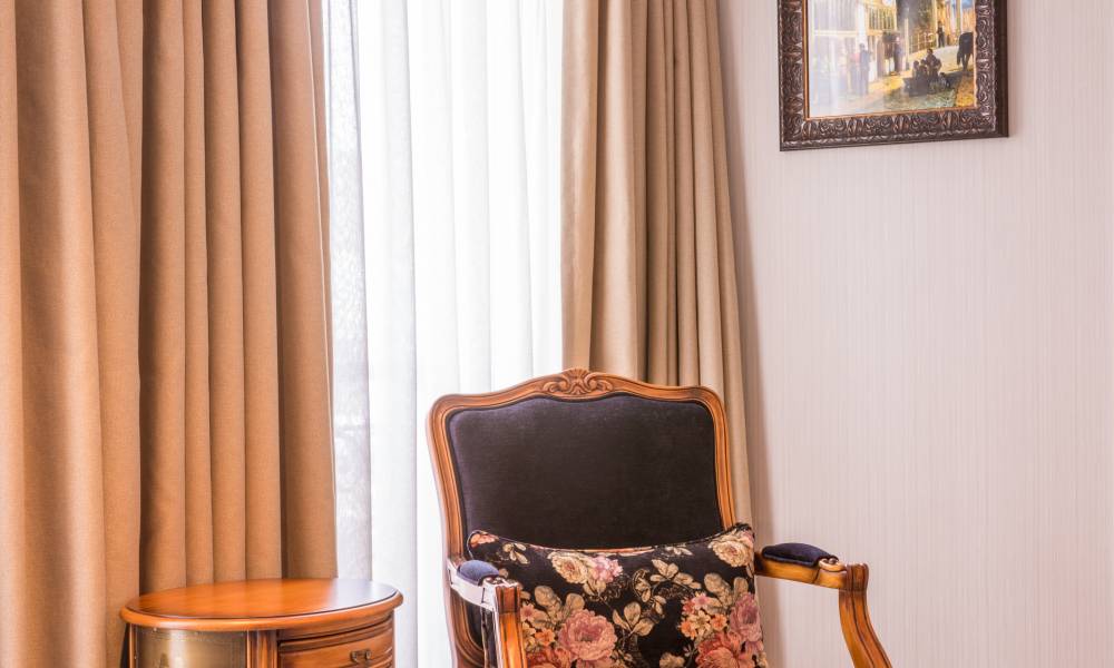 Qonaq salonumuzun şık komfortunda dincəlin və qoşulun.