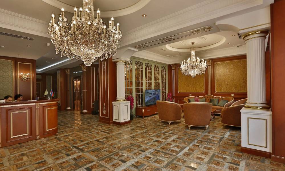 ALERMO HOTEL SPA-ya xoş gəlmisiniz. Zərif foyemiz müasir rahatlığı incə dizaynla birləşdirərək dəbdəbəli istirahətiniz üçün ton yaradır.