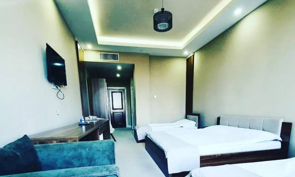 King and twin beds room. Couple, Solo and Family travelers.