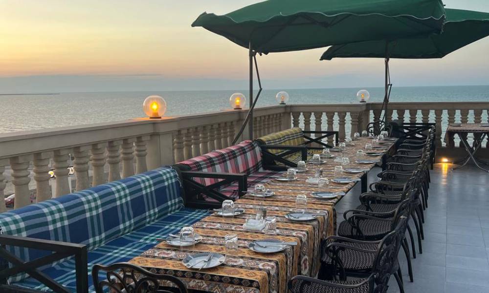 NovART Group Hotels-in zərif restoranında kulinariya ləzzətlərindən dadın. Ləzzətli atmosfer, müxtəlif menyu və qüsursuz xidmət sizi gözləyir.