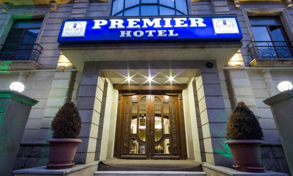 Premier Hotel Baku-da sonsuz zərifliyi yaşayın. Bizim möhtəşəm fasadımız sizi lüks və rahatlıq dünyasında qarşılayır.