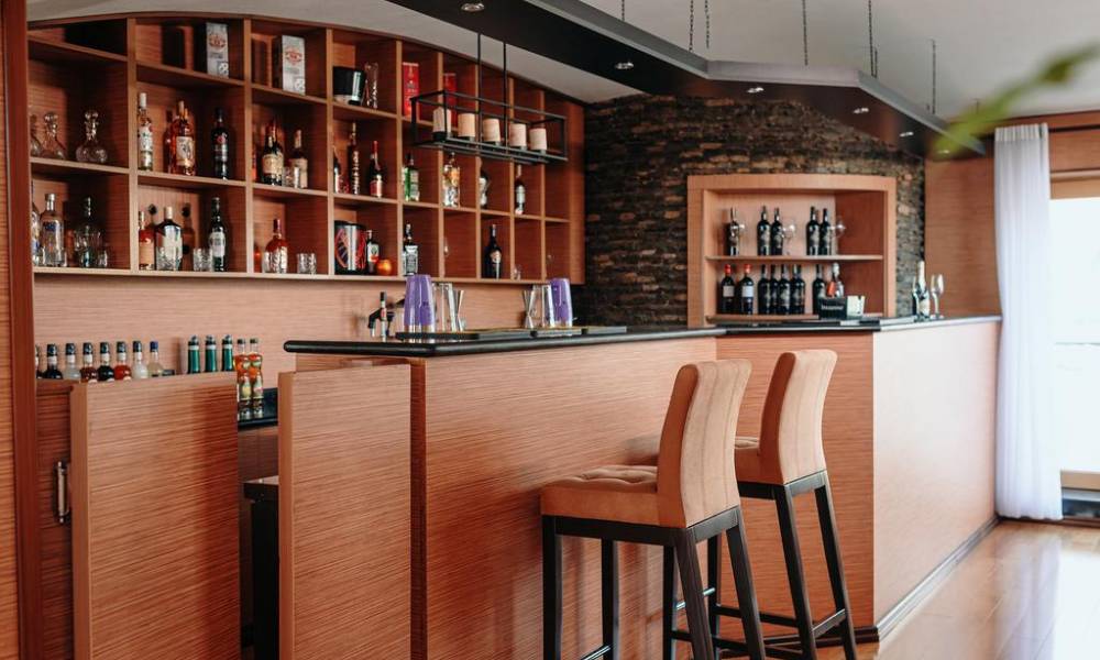 Bayil Breeze Hotel & Restaurant