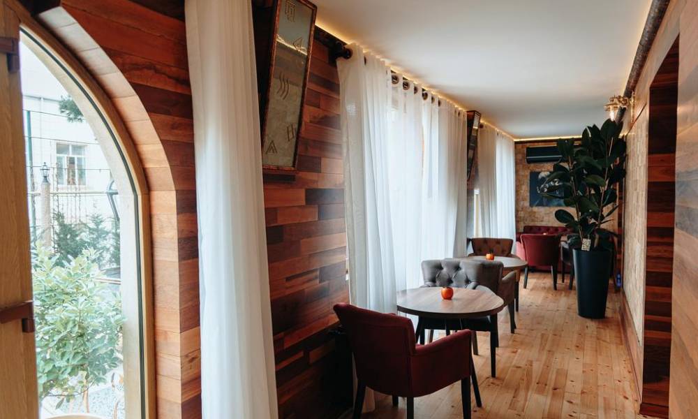 Bayil Breeze Hotel & Restaurant