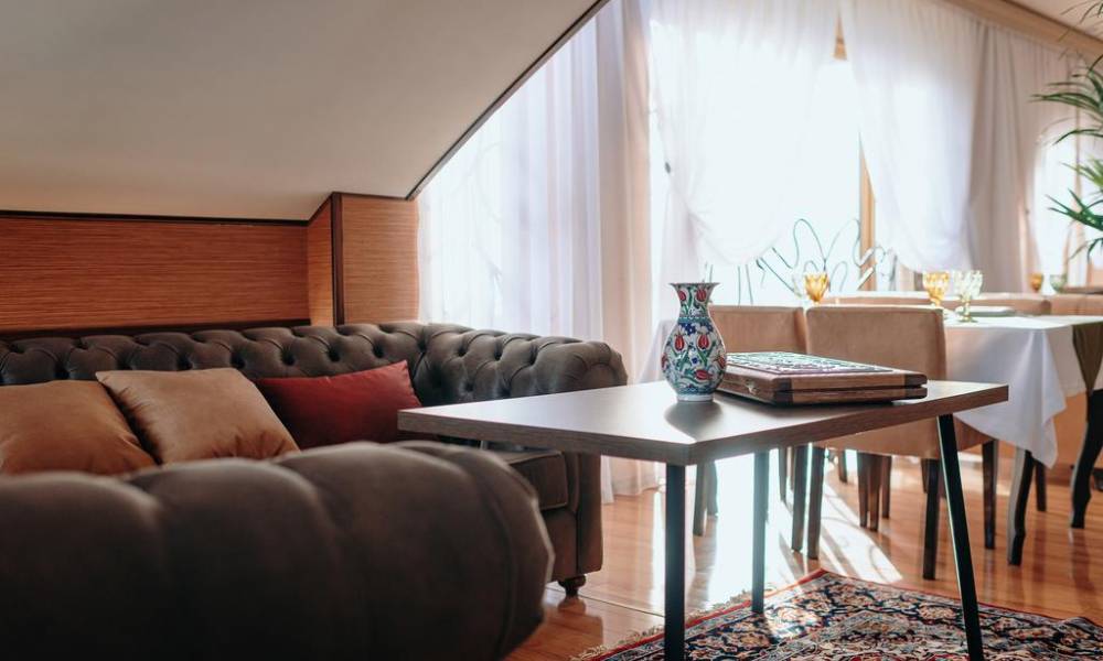 Bayil Breeze Hotel & Restaurant