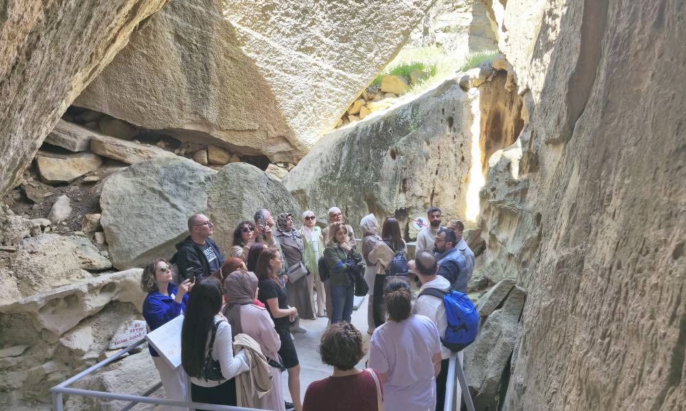 Bakının mədəniyyət, tarix və müasirliyin qarışığı ilə tanış olun. 2 günlük şəhər turumuzda əlamətdar yerləri araşdırın və unudulmaz xatirələr yaradın.