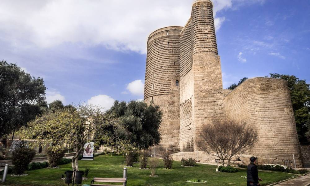 Azərbaycanın görməli yerlərini və tarixi yerlərini kəşf edin. Sevgililər Günü turunuzu indi sifariş edin!