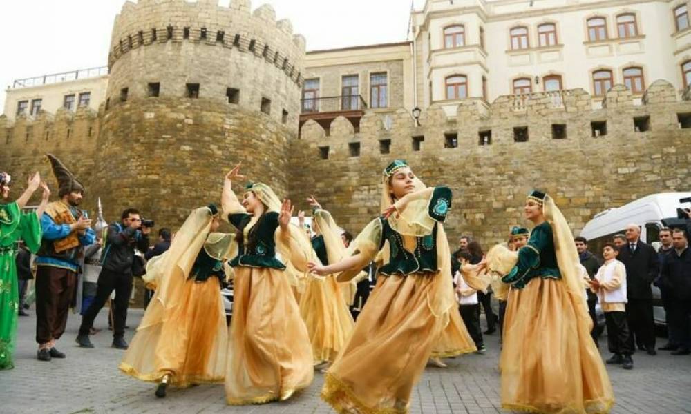 Bu Novruzda Azərbaycanın canlı mədəniyyətini yaşayın! Unikal ənənələr və şənliklərlə dolu yaz səyahətimizə qoşulun.
