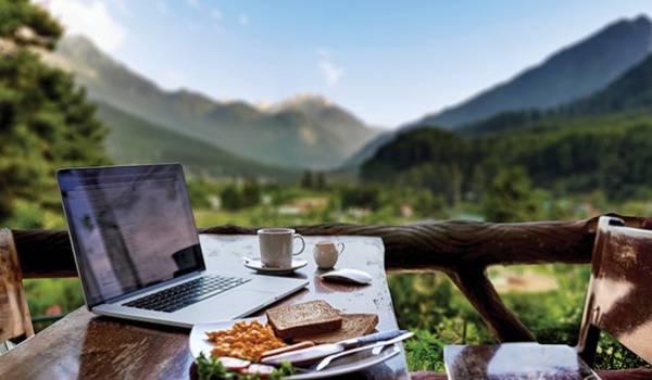 Təzadları qəbul etmək: İş Yerlərinin Yüksəlişi Məsafədən İş Mədəniyyətinin Yeni Erasını açır