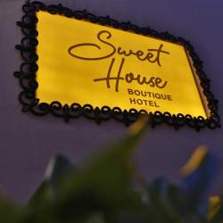 Sweet House  Otel loqo