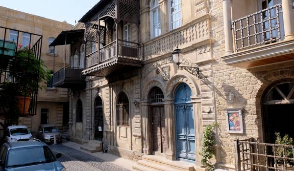 Discover Baku: 4-Day Easy Discovery Tour
